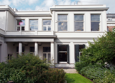 827973 Gezicht op de achtergevel van het pand Drift 21 te Utrecht (voormalige bankierswoning van Kol, tegenwoordig ...